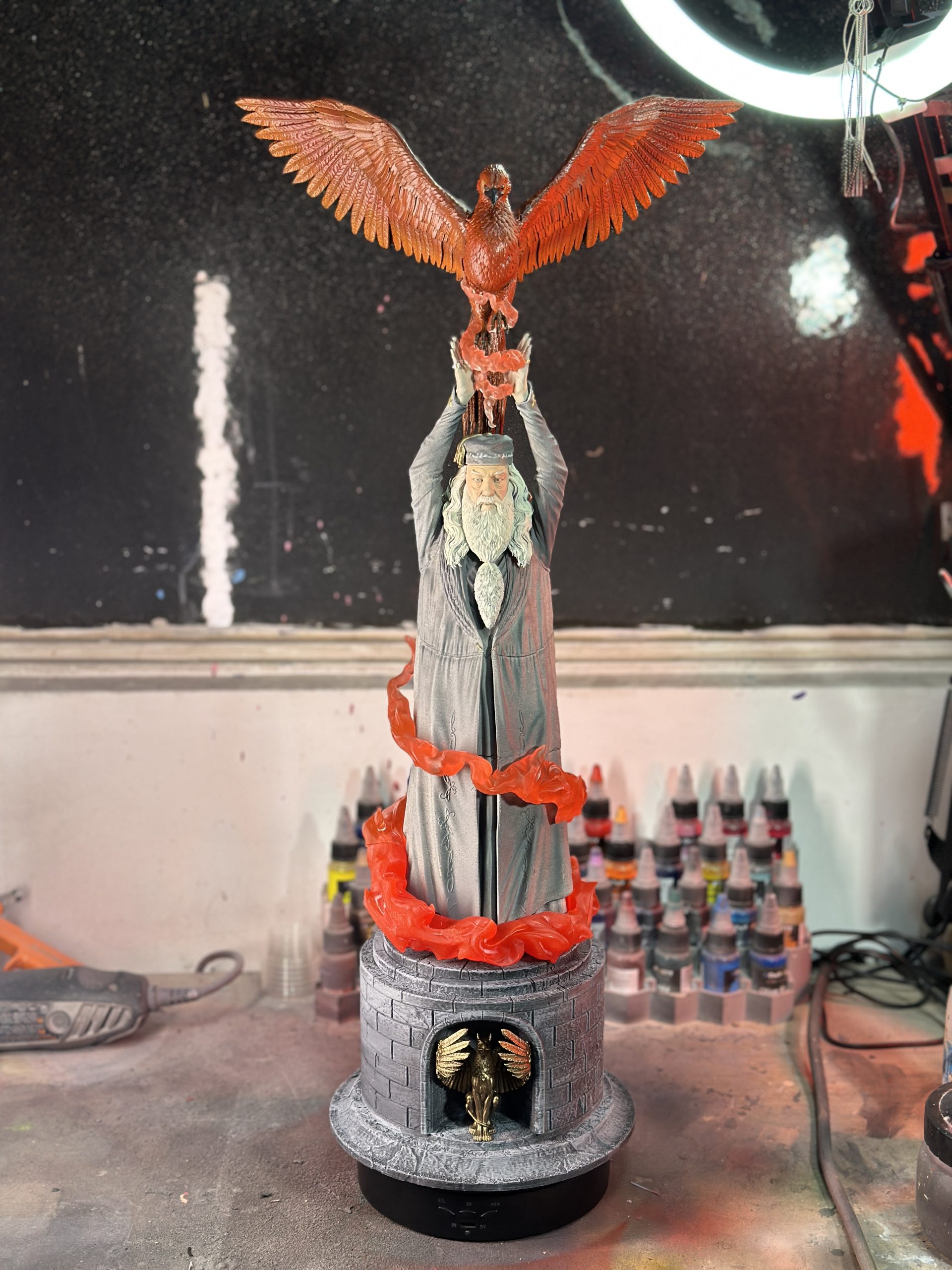 Albus Dumbledore – Harry Potter con Fawkes | 34 cm